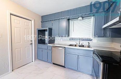 1611 Pinewood Dr - Photo 7 of 17