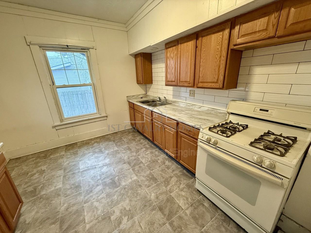 240 Park Ave Sw - Photo 5 of 11