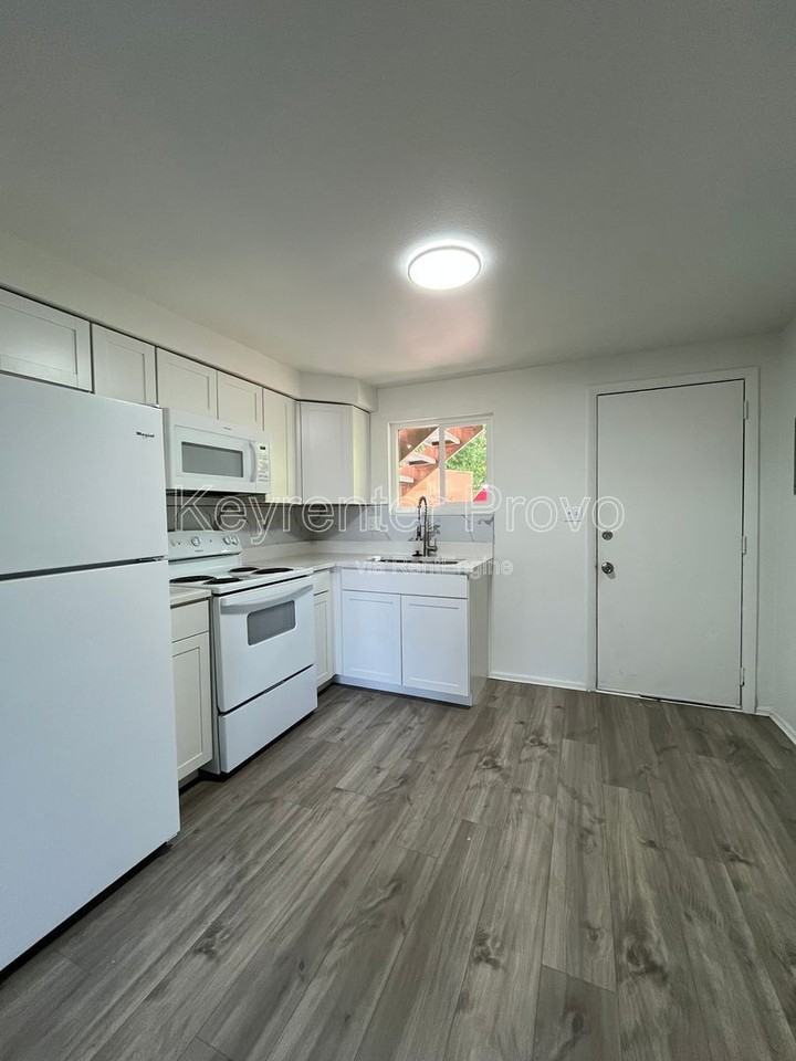 670 S 500 E #1 - Photo 6 of 7