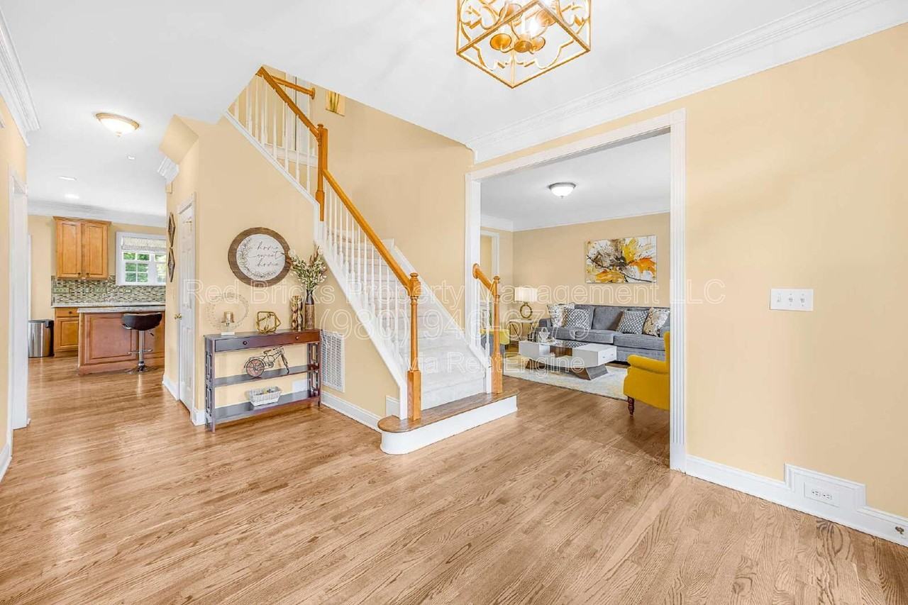 8100 Morehouse Dr - Photo 4 of 40