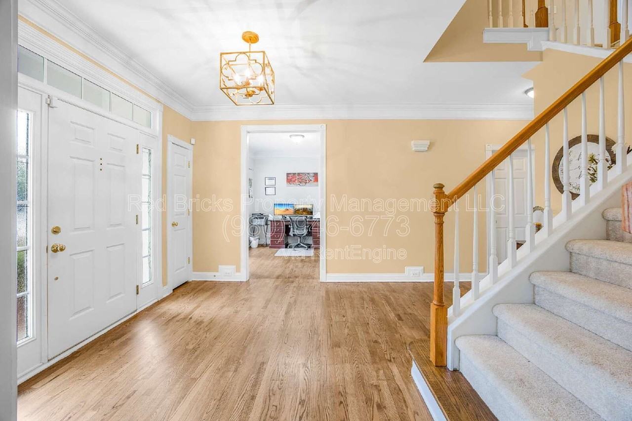 8100 Morehouse Dr - Photo 5 of 40