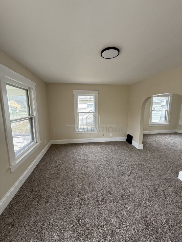 2213 17th St Ne - Photo 2 of 10