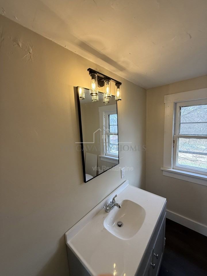 2213 17th St Ne - Photo 4 of 10