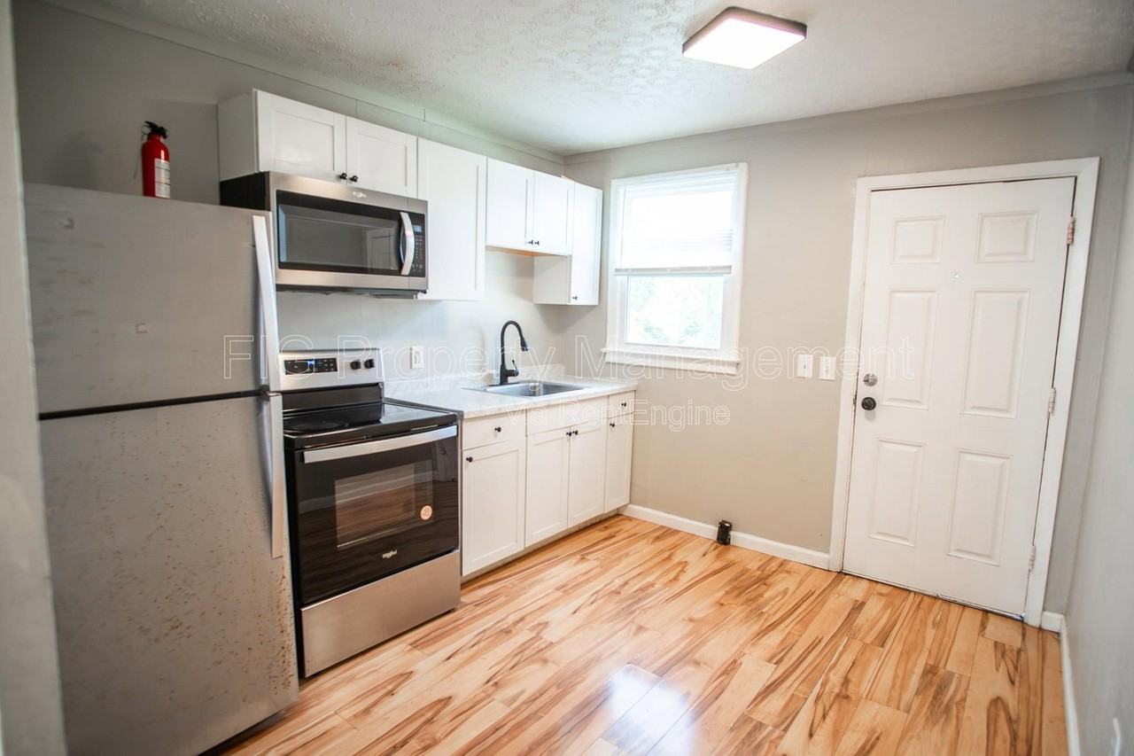 1416 Chicago Ave - Photo 5 of 14