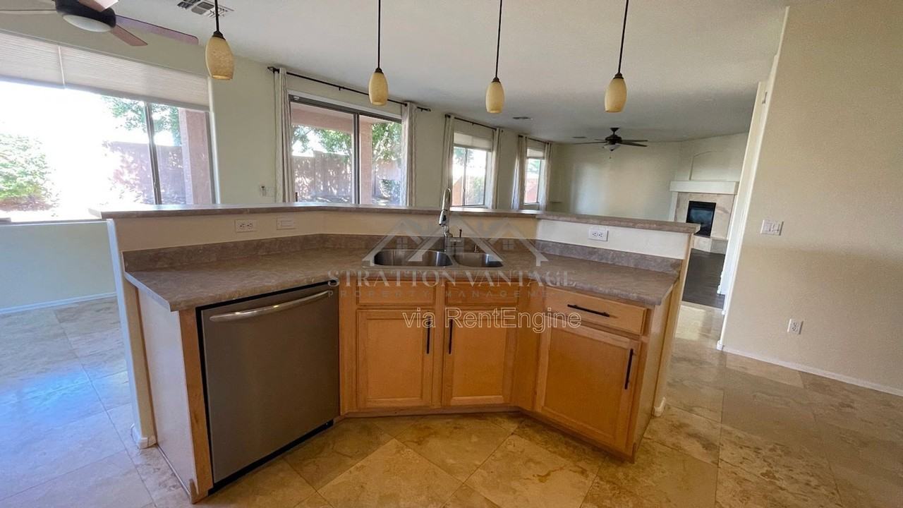 6814 W Lariat Ln - Photo 4 of 41