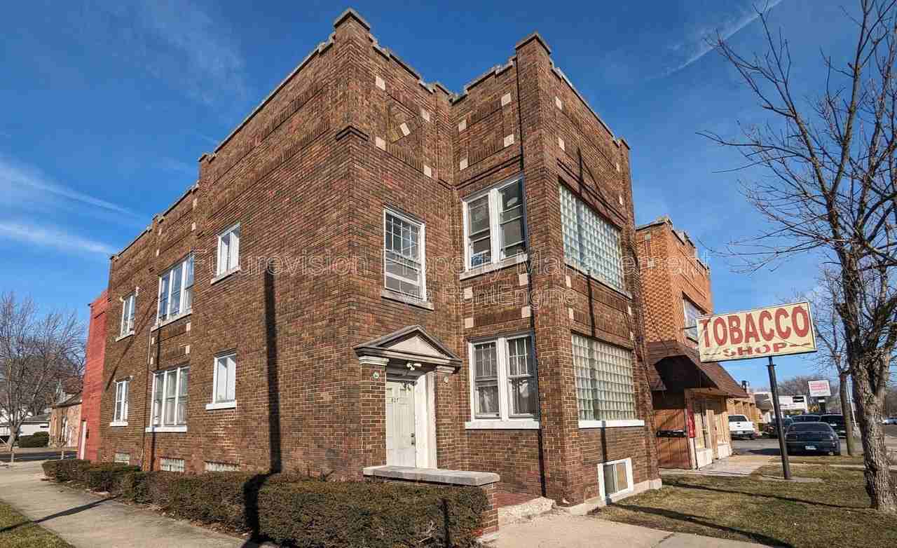 825 W Jefferson St - Photo 2 of 13