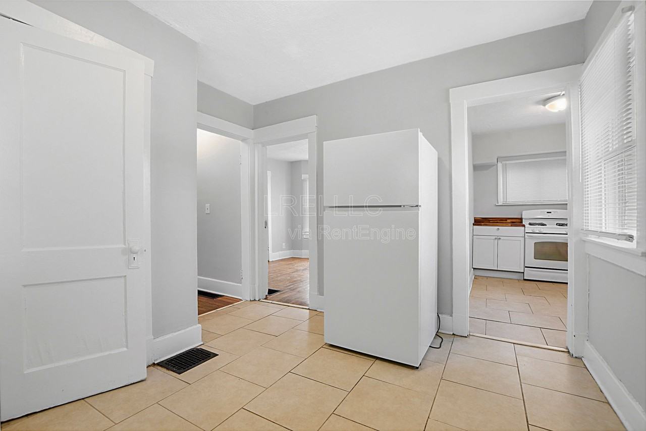 627 S 38th St - Photo 3 of 12