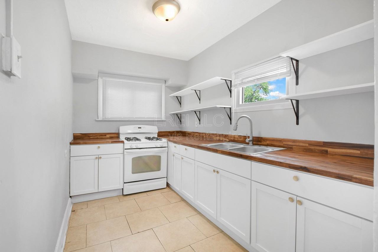 627 S 38th St - Photo 4 of 12