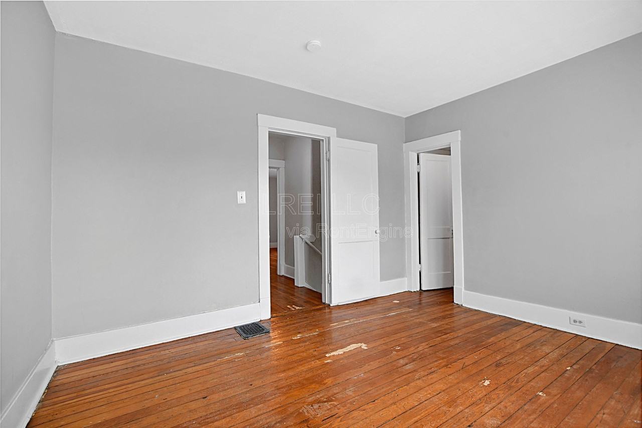 627 S 38th St - Photo 5 of 12