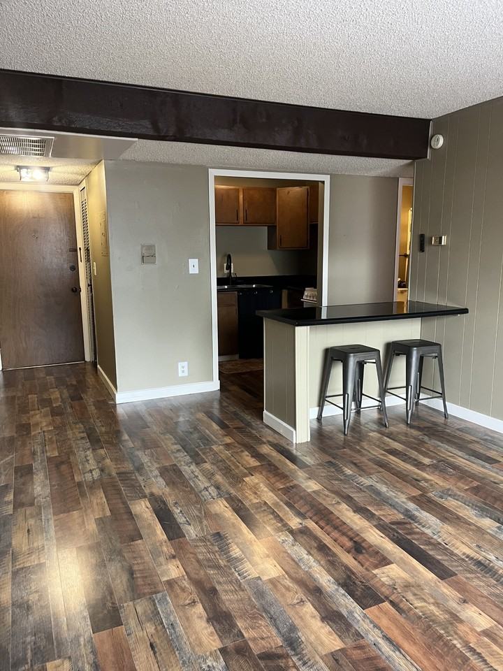 901 Southwest Tyler Street - Photo 2 of 10