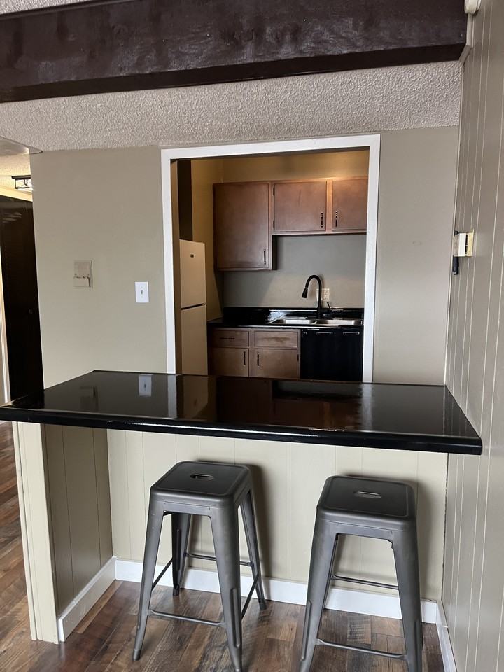 901 Southwest Tyler Street - Photo 3 of 10