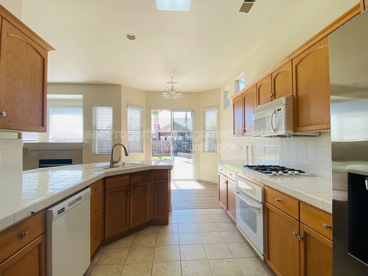 2916 Roberts Ave - Photo 3 of 37