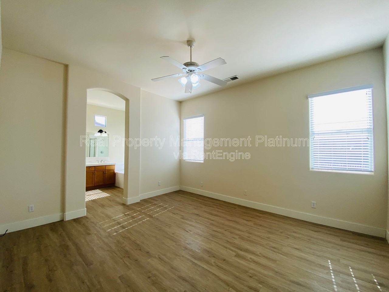 2916 Roberts Ave - Photo 5 of 37