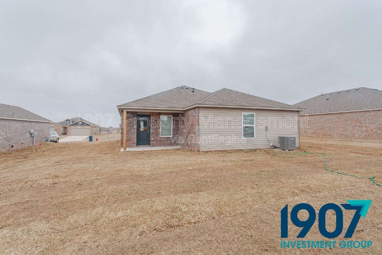 1413 Lexi Dr - Photo 4 of 27