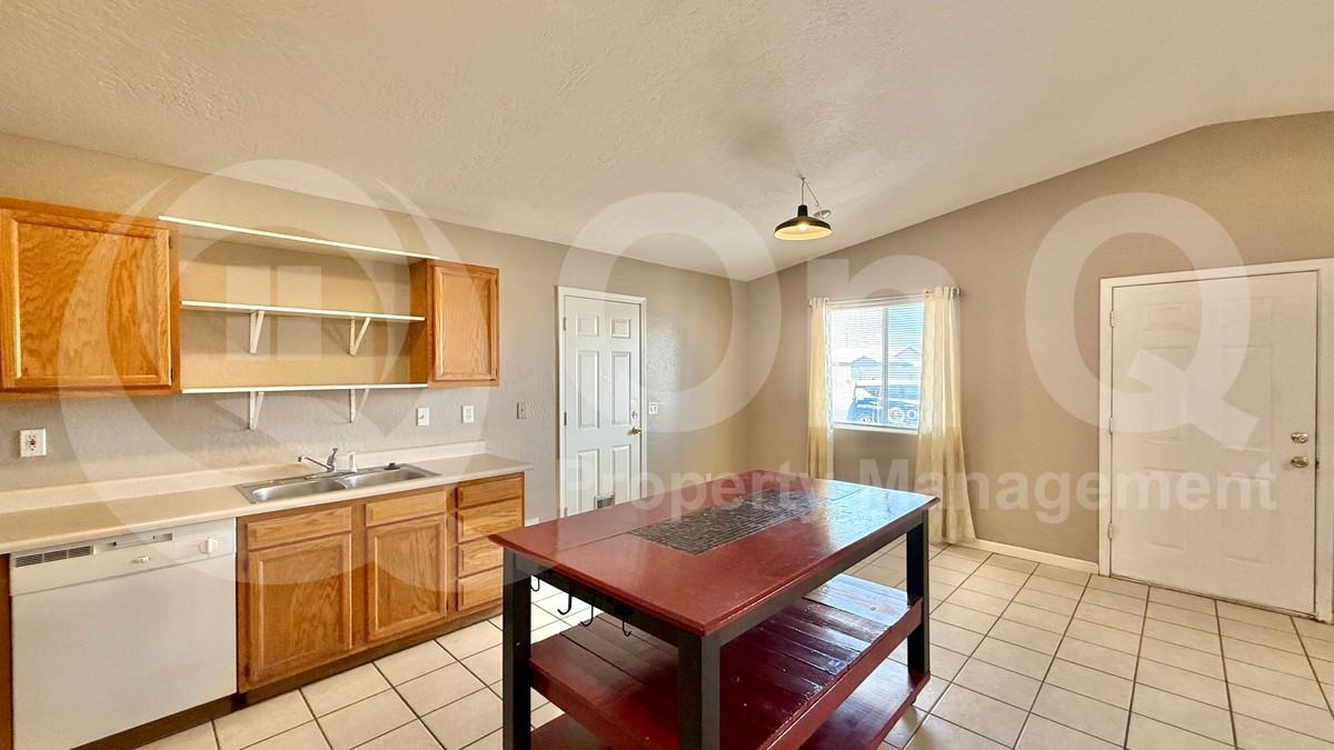 8210 W Concordia Dr #1 - Photo 4 of 18