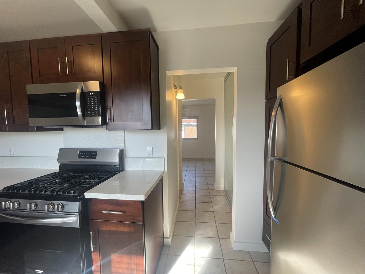 3155 Kemper Street - Photo 5 of 44