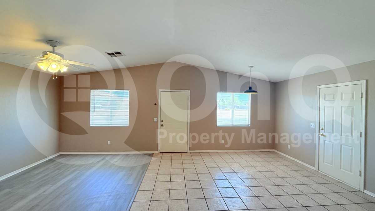 8210 W Concordia Dr #2 - Photo 4 of 17