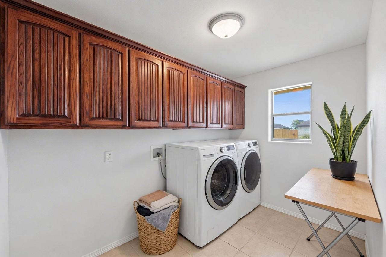 467 Drennan St - Photo 6 of 19