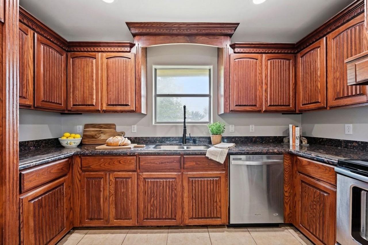 467 Drennan St - Photo 7 of 19