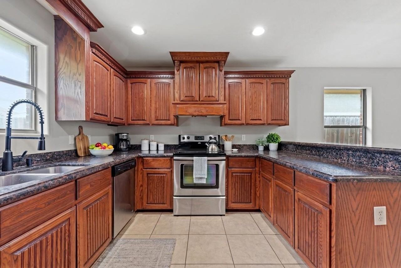 467 Drennan St - Photo 4 of 19