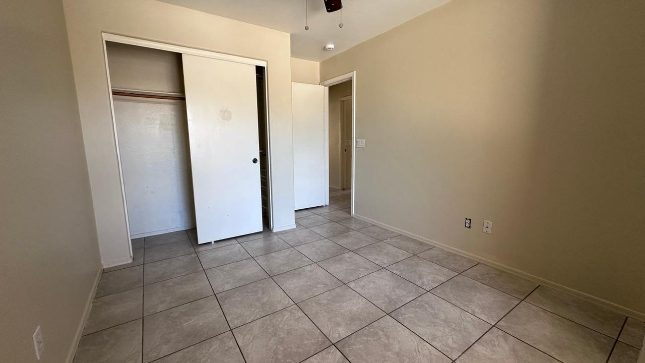 6608 W Gross Ave - Photo 3 of 24