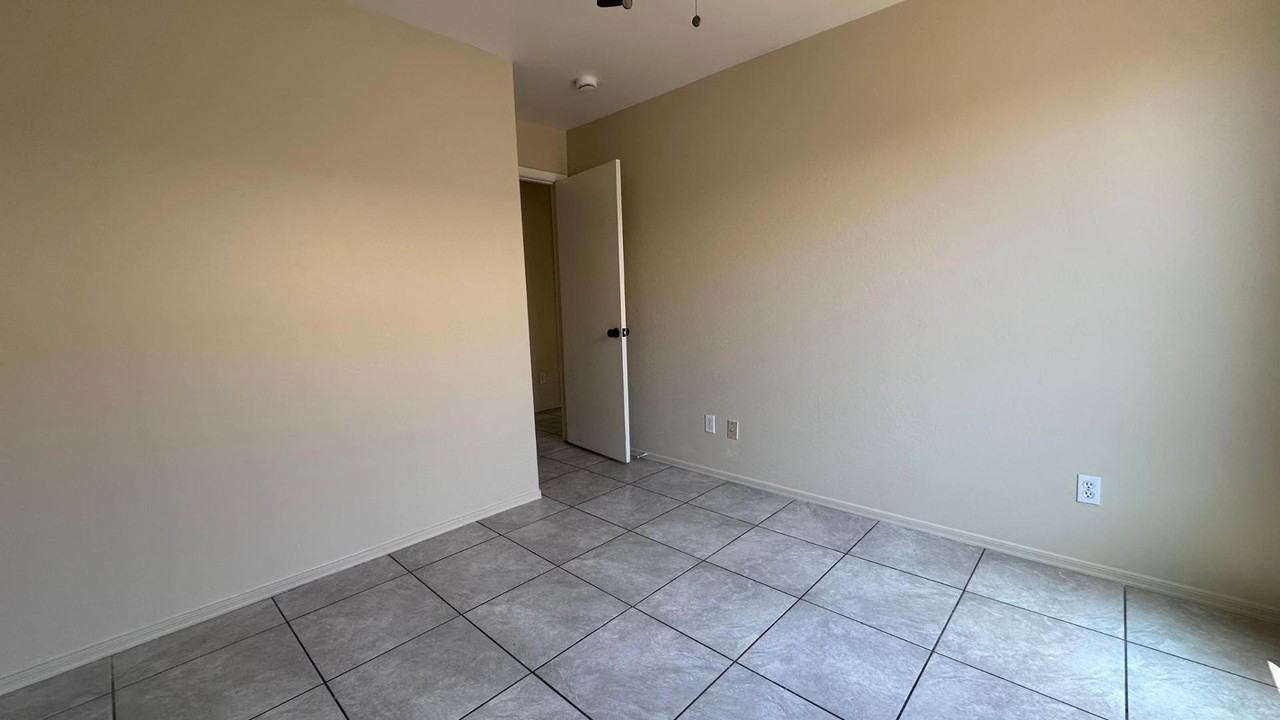 6608 W Gross Ave - Photo 7 of 24