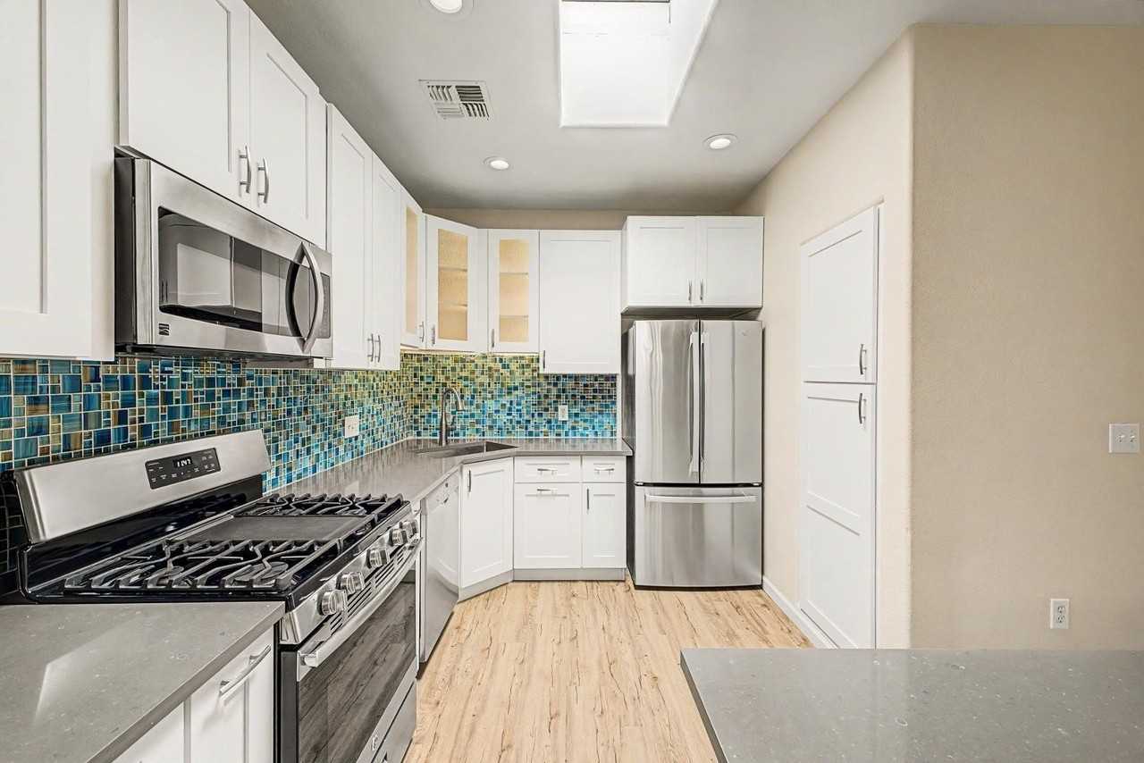 3221 N 37th St #10 - Photo 4 of 37