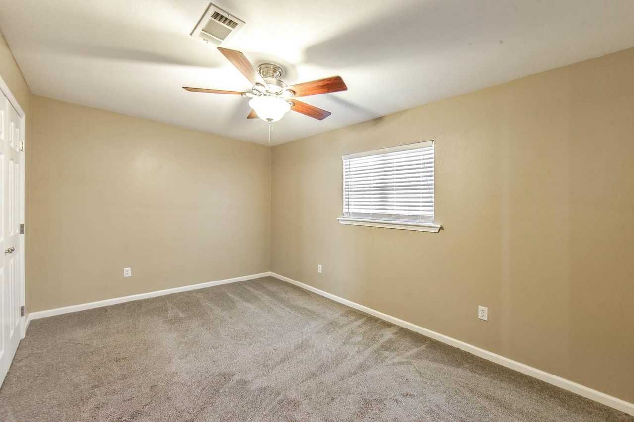 126 Merian St - Photo 4 of 8