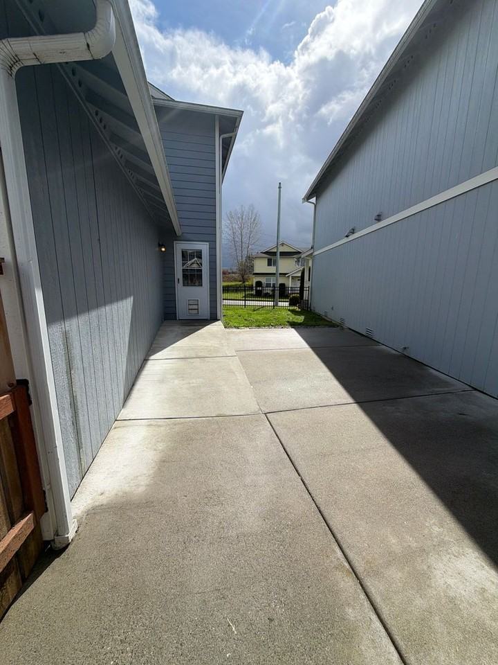 8724 8th Pl Ne - Photo 2 of 14