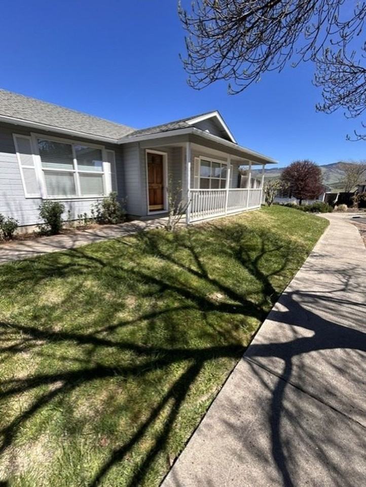 2555 Spring Hill Dr - Photo 2 of 12