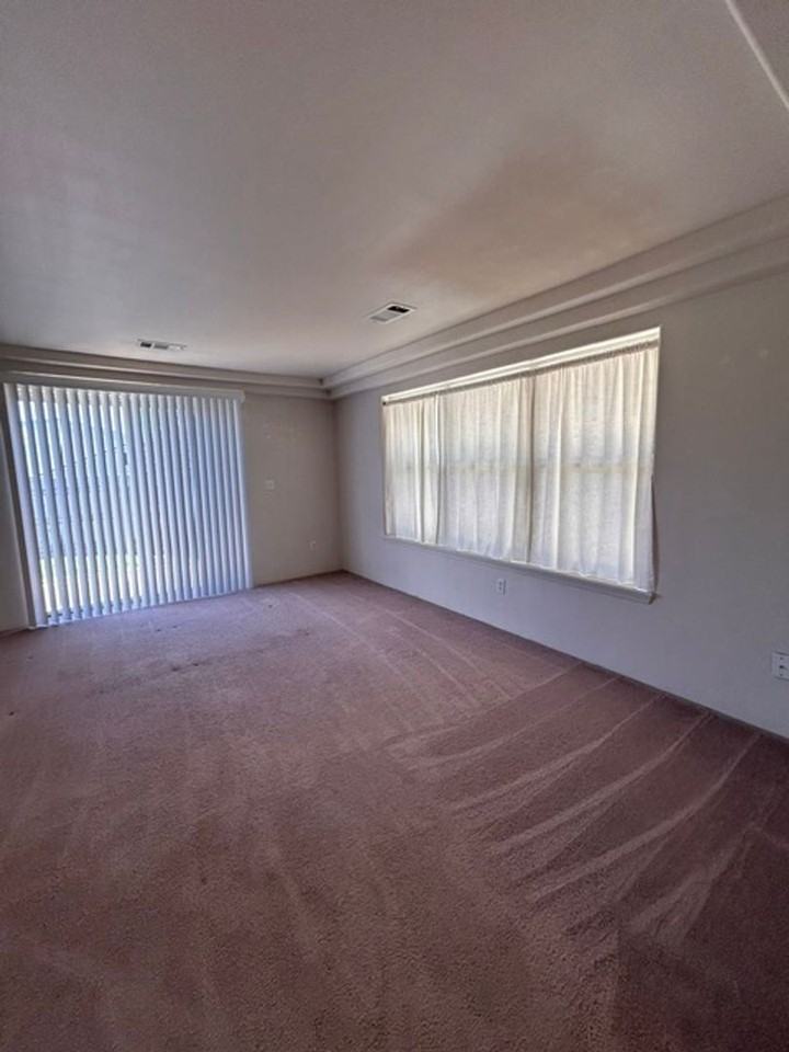 2555 Spring Hill Dr - Photo 3 of 12