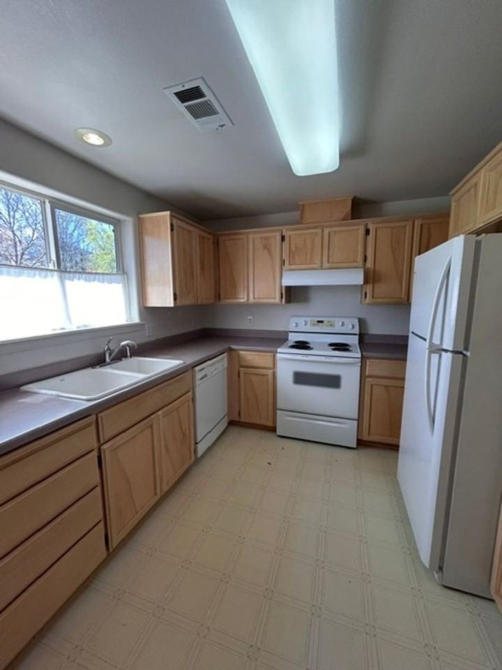 2555 Spring Hill Dr - Photo 5 of 12