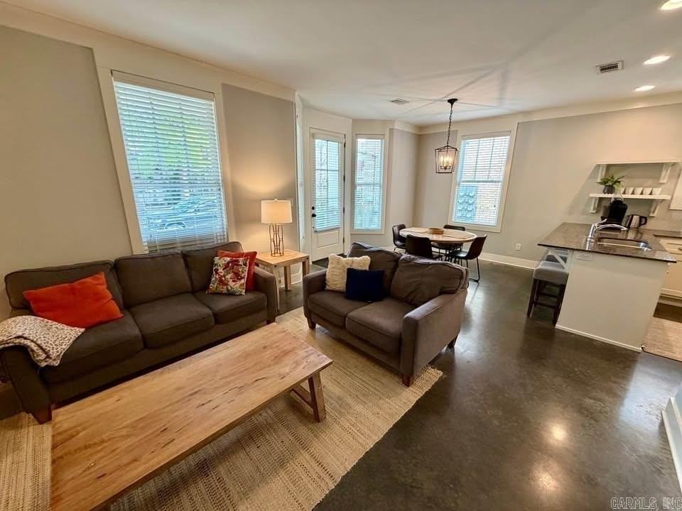 306 W 6th St - Photo 5 of 9