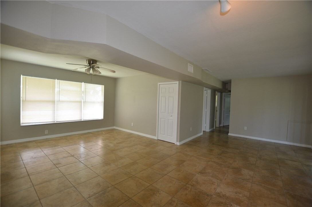 834 Dolores St - Photo 4 of 16