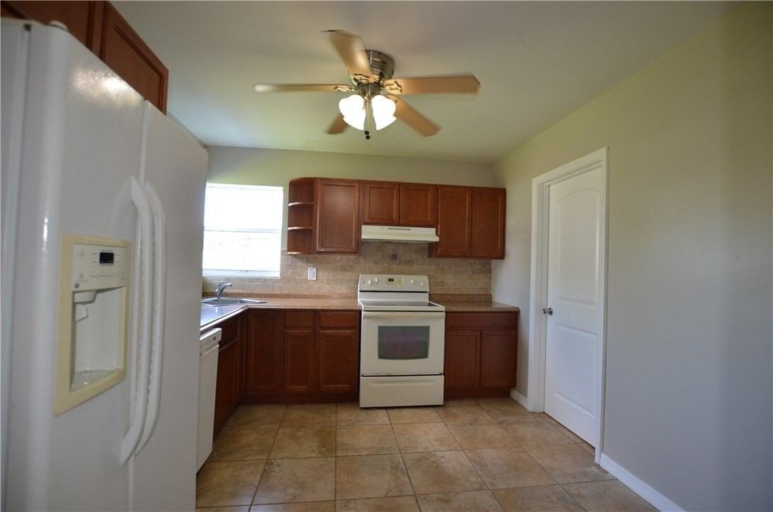 834 Dolores St - Photo 7 of 16