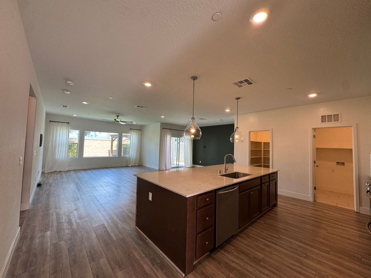 601 Wishon Ave W - Photo 2 of 26