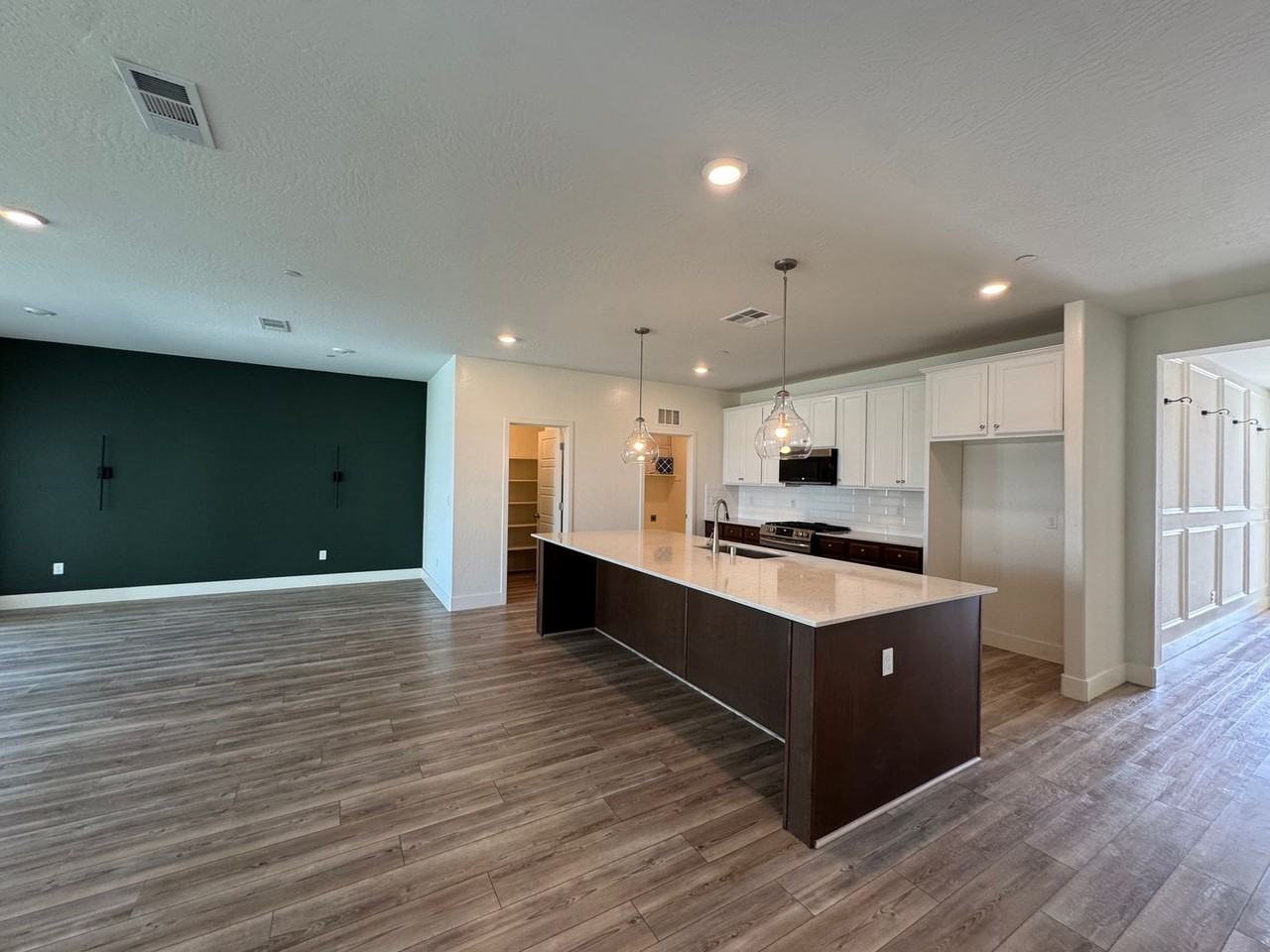 601 Wishon Ave W - Photo 4 of 26