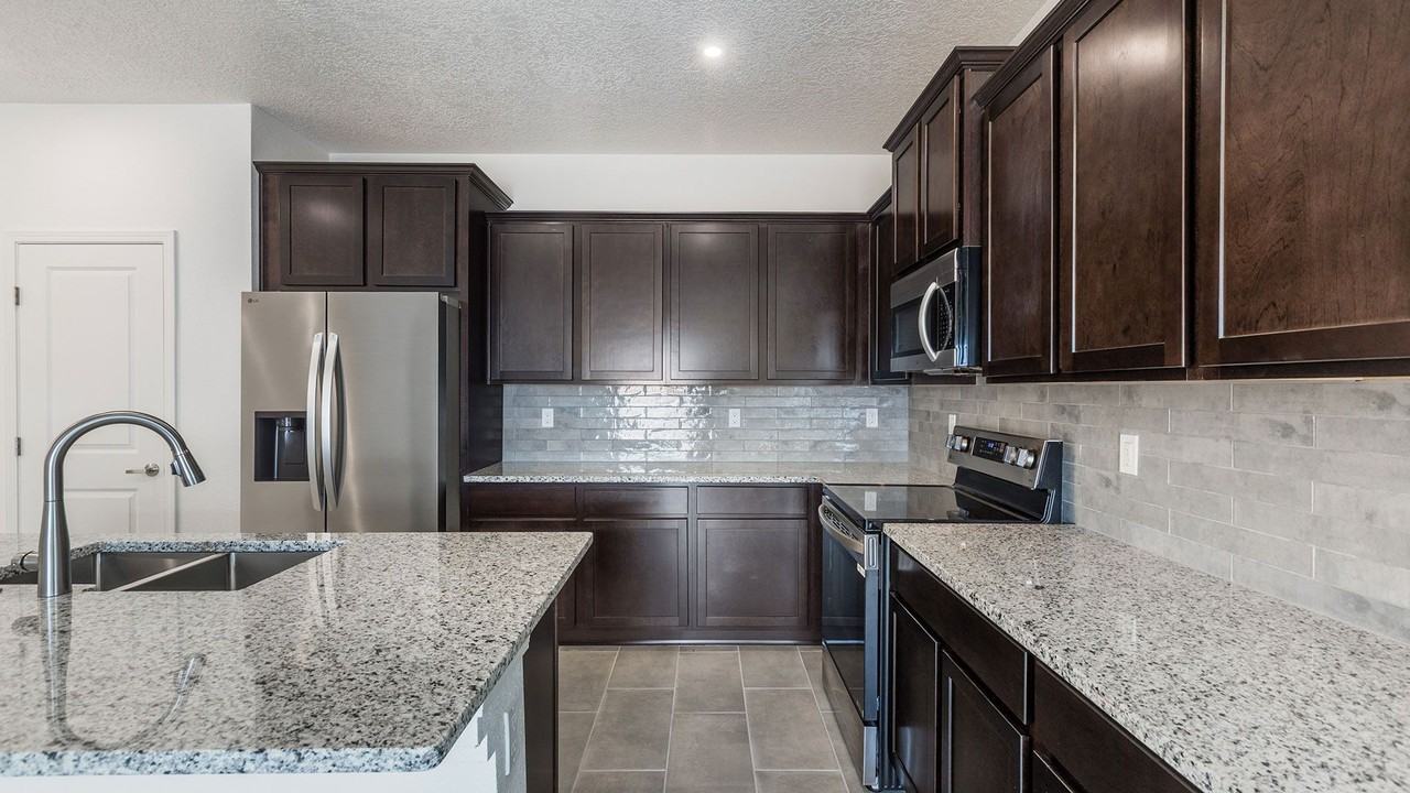 1905 Pena Ave Se - Photo 5 of 9