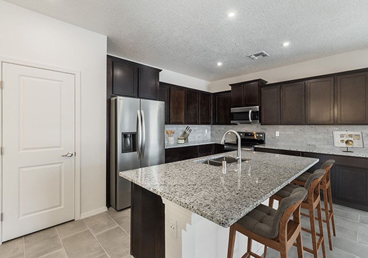 1905 Pena Ave Se - Photo 6 of 9