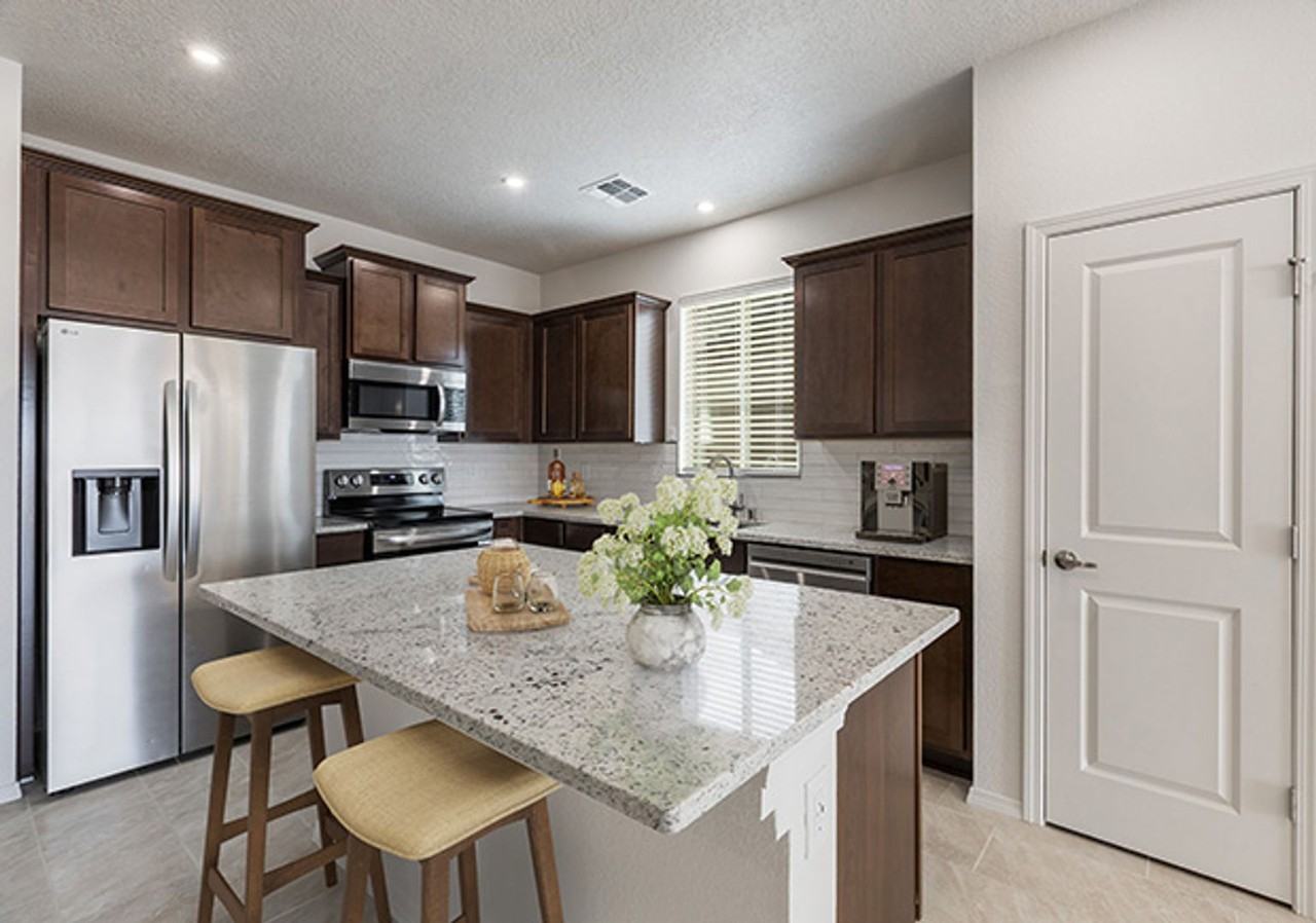 1913 Pena Ave Se - Photo 4 of 9