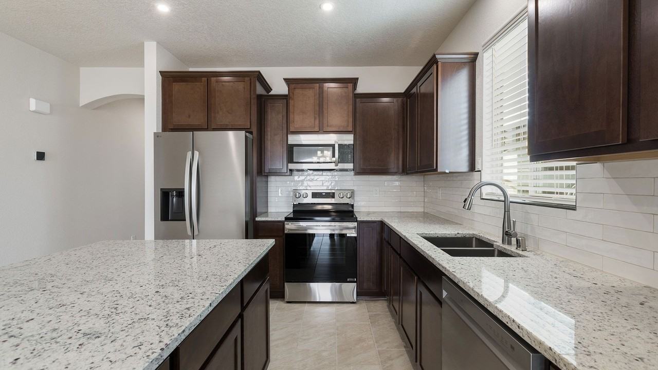 1913 Pena Ave Se - Photo 5 of 9