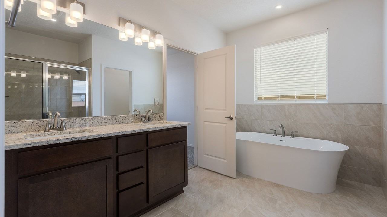 1913 Pena Ave Se - Photo 6 of 9