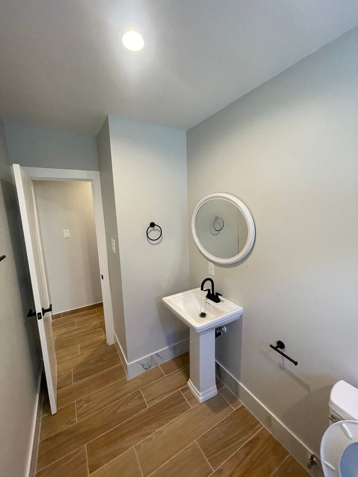 MANHATTAN LUXURY APARTMENTS LLC - Photo 4 of 16