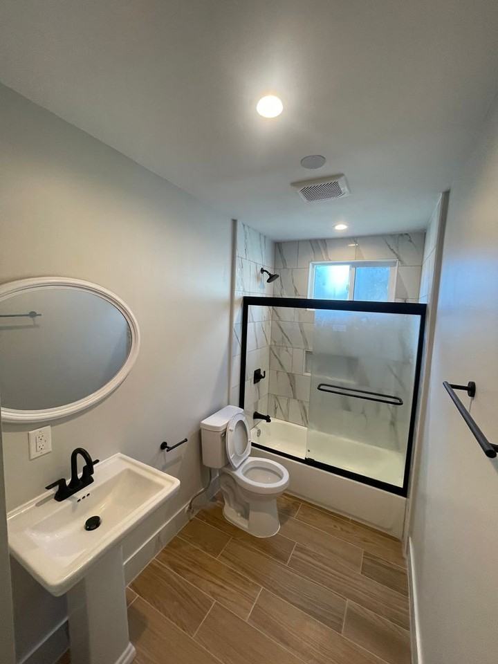 MANHATTAN LUXURY APARTMENTS LLC - Photo 5 of 16