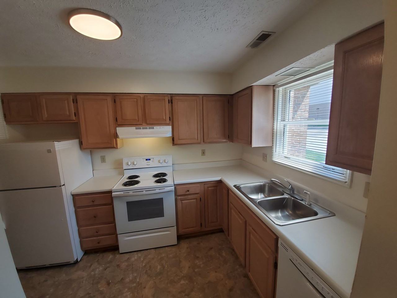 122 Alderman Dr - Photo 3 of 29