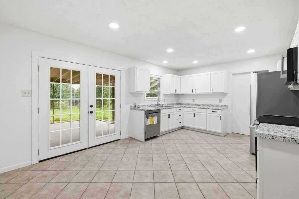 301 Manor Dr - Photo 4 of 19