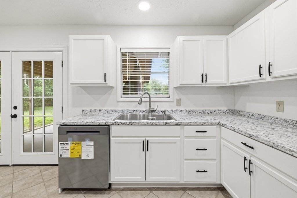 301 Manor Dr - Photo 6 of 19