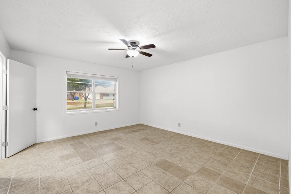 301 Manor Dr - Photo 7 of 19