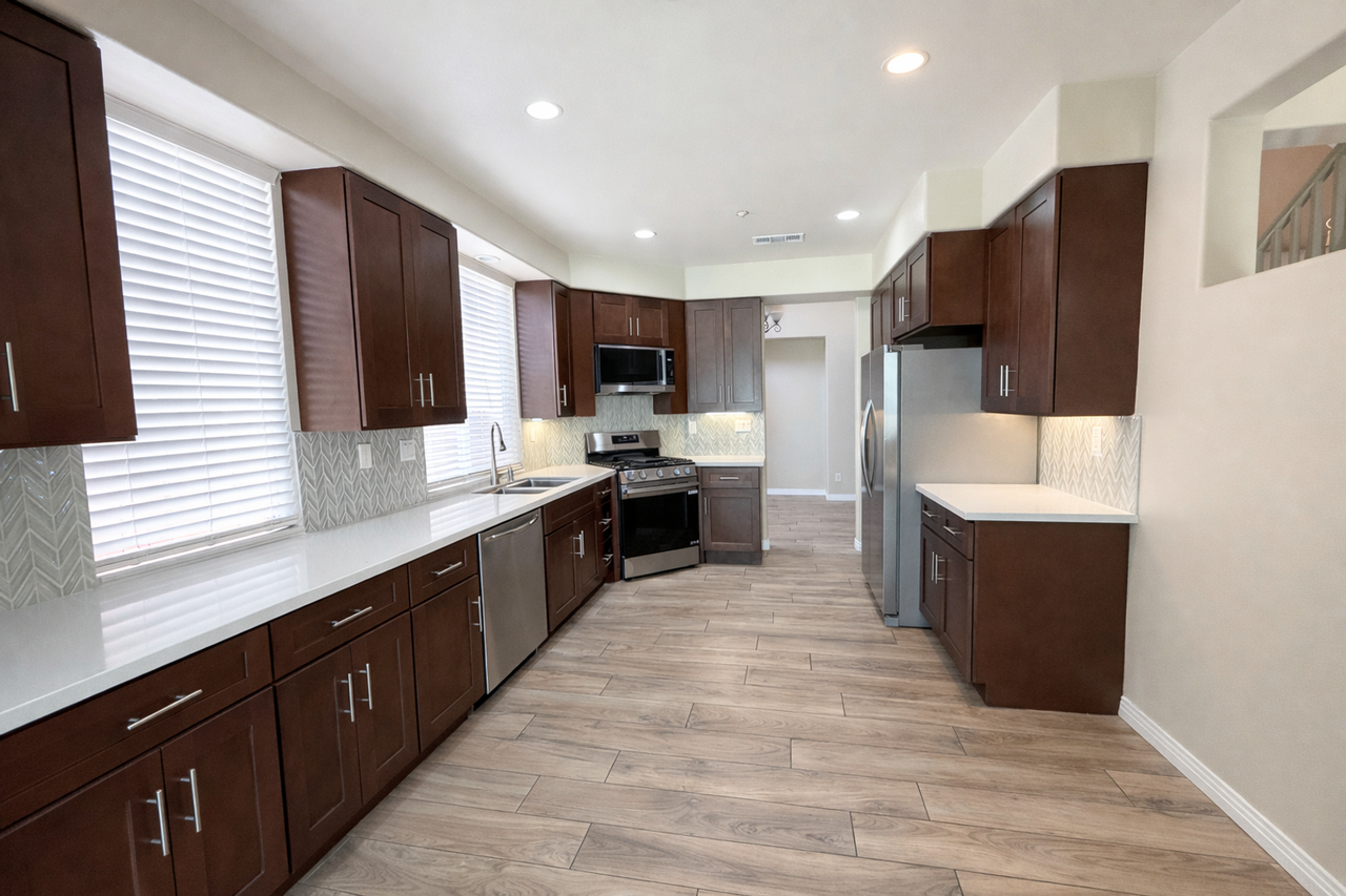 651 Poets Sq - Photo 4 of 12