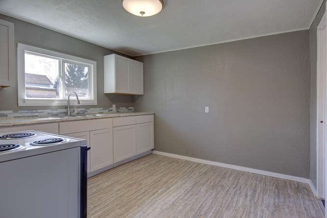 1339 Ne Logan St - Photo 3 of 14